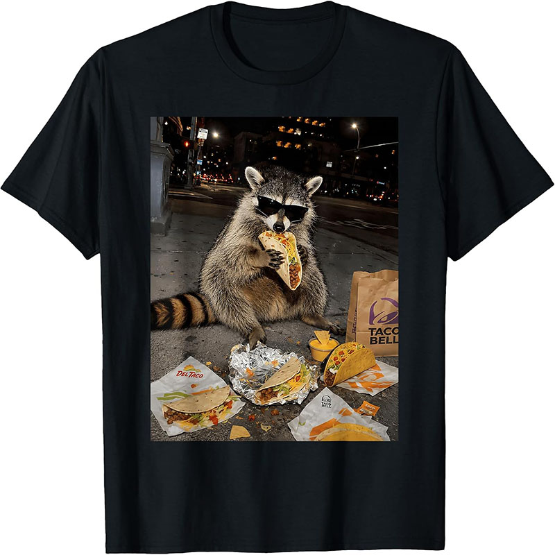 Fashion Street Night - サングラスをかけたアライグマがタコスを食べている、面白いストリートナイトの写真を使ったグラフィックTシャツ。食べ物に関するミーム、半袖トップス。